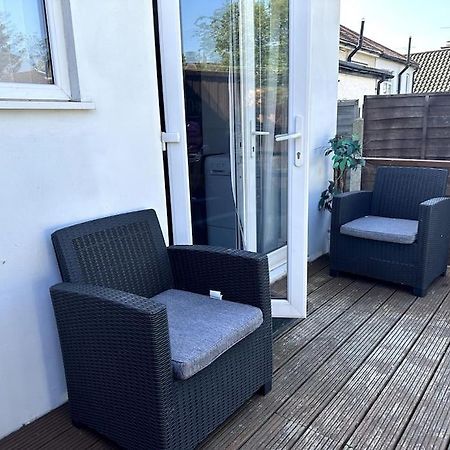 Spacious Holiday Home Near Tube Station - By Starlet Stays Лондон Екстериор снимка