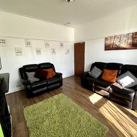 Spacious Holiday Home Near Tube Station - By Starlet Stays Лондон Екстериор снимка