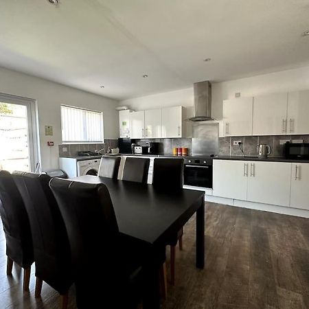 Spacious Holiday Home Near Tube Station - By Starlet Stays Лондон Екстериор снимка
