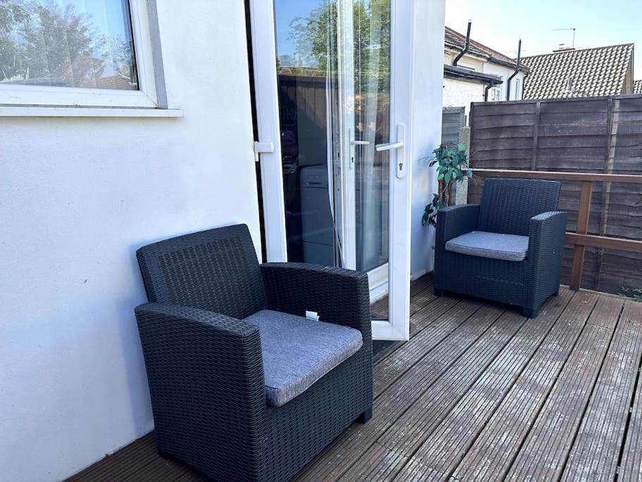 Spacious Holiday Home Near Tube Station - By Starlet Stays Лондон Екстериор снимка