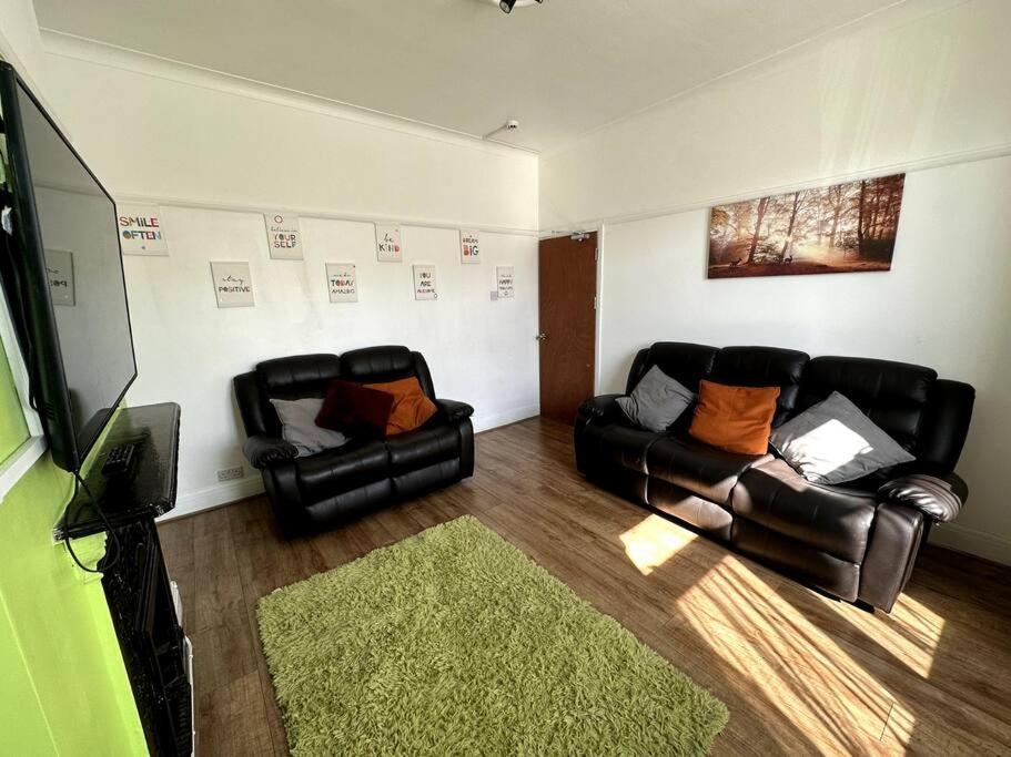 Spacious Holiday Home Near Tube Station - By Starlet Stays Лондон Екстериор снимка