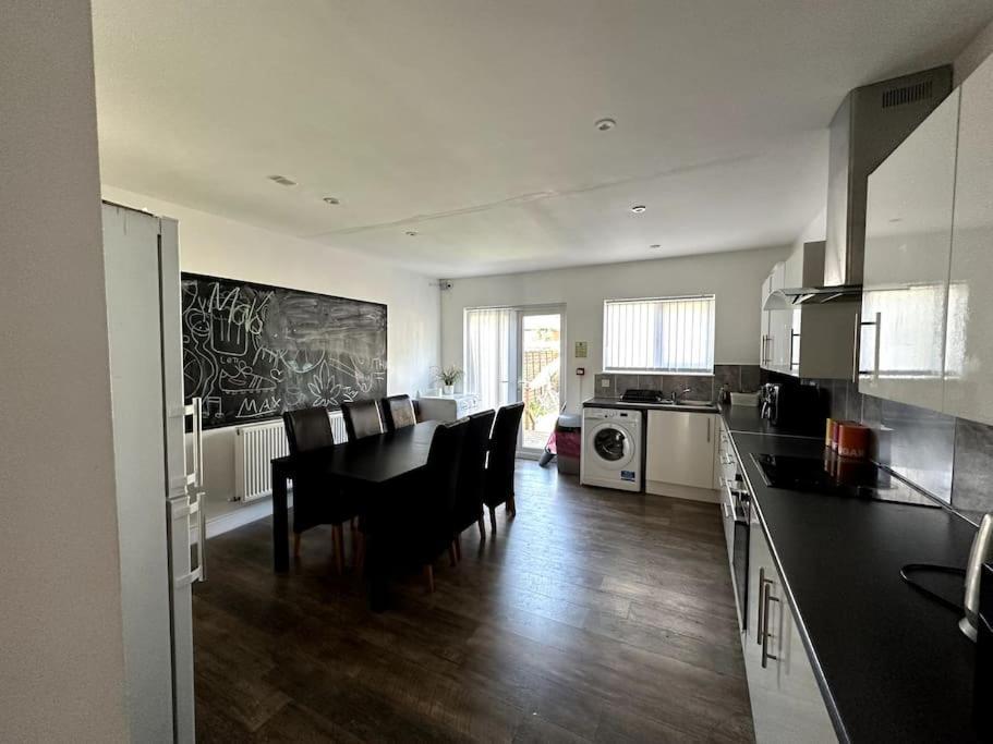 Spacious Holiday Home Near Tube Station - By Starlet Stays Лондон Екстериор снимка