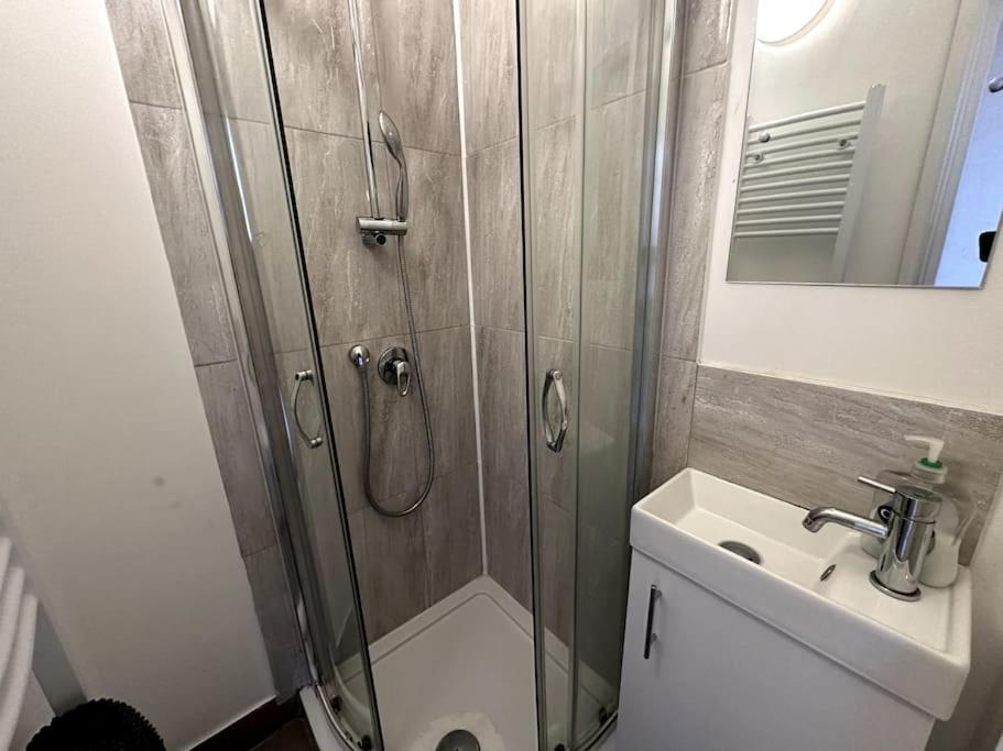Spacious Holiday Home Near Tube Station - By Starlet Stays Лондон Екстериор снимка