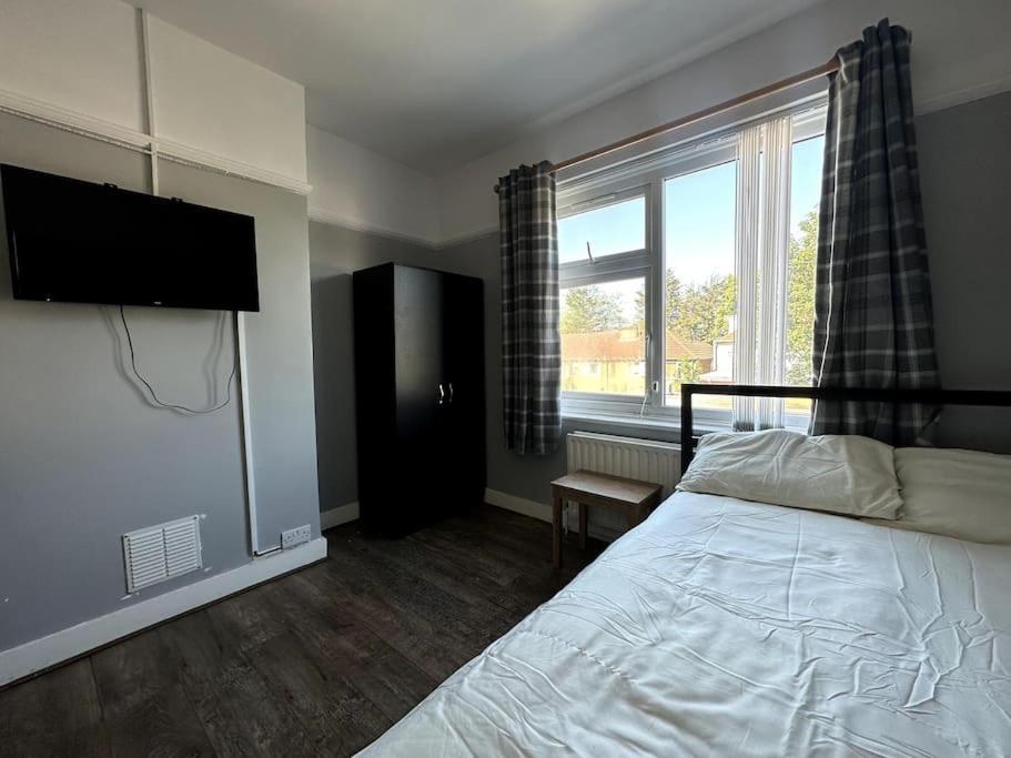 Spacious Holiday Home Near Tube Station - By Starlet Stays Лондон Екстериор снимка