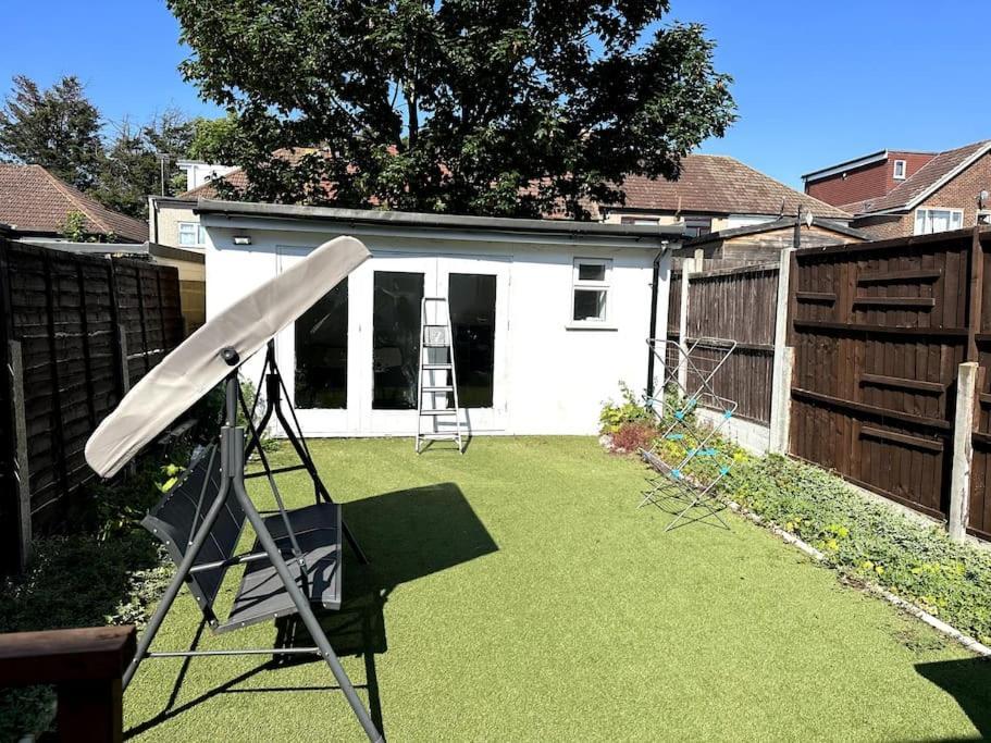 Spacious Holiday Home Near Tube Station - By Starlet Stays Лондон Екстериор снимка